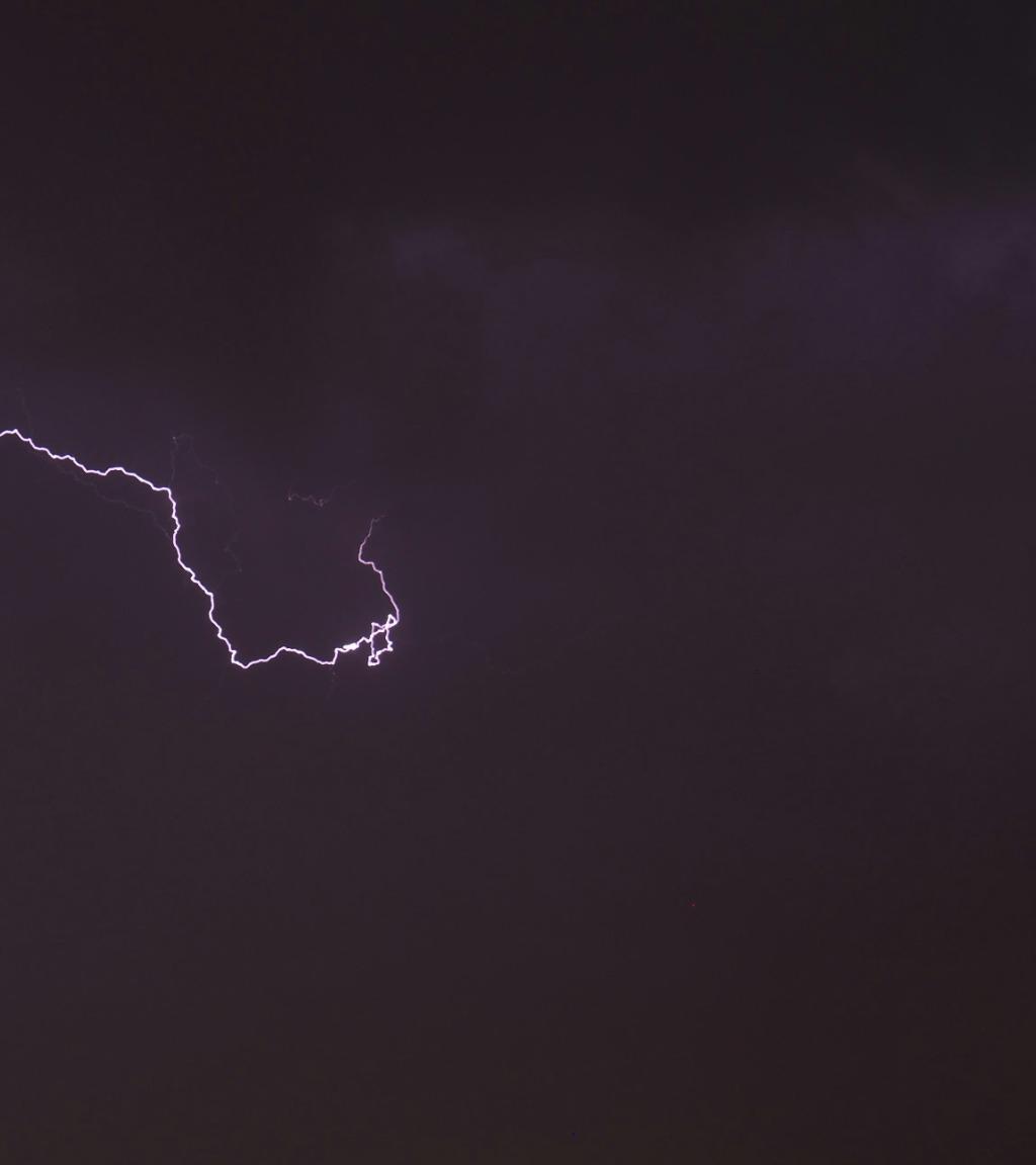 Weißer Blitz am schwarzen Himmel