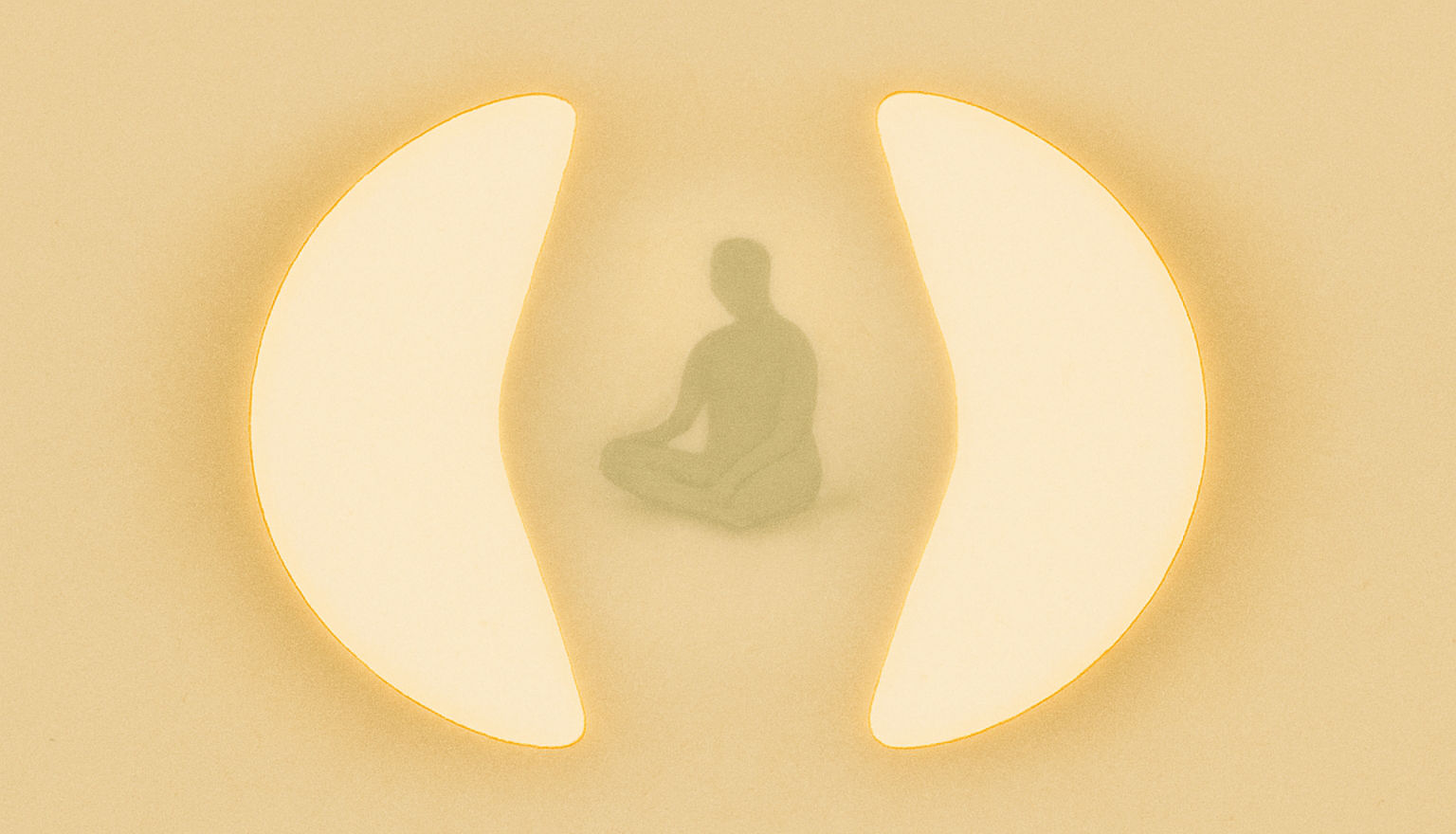 Zwei sanft geneigte, einander gegenüberliegende beigefarbene Halbkreise, deren Kanten durch einen warmen goldgrauweißen Schimmer mit subtilen Schattenkontrasten weichgezeichnet sind und eine ⇋-inspirierte Balance hervorrufen.