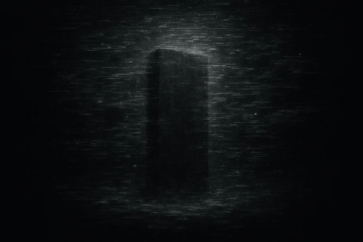 Endlose schwarze Leere, im Zentrum ein undeutlicher Monolith-Umriss, überlagert von rhythmisch pulsierenden Glitch-Mustern, wie eine Störung in der Matrix