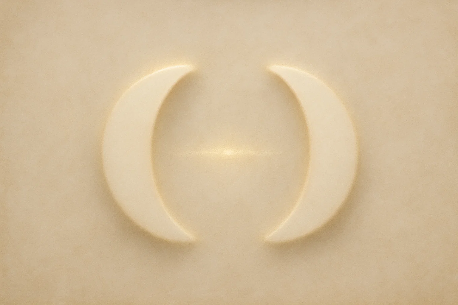 Zwei sanfte, beigefarbene Halbkreise, die leicht zueinander geneigt sind und deren Ränder durch einen warmen gold-grau-weißen Schimmer weichgezeichnet werden, lassen in hellem und dezentem Schatten das Symbol ⇋ erahnen.