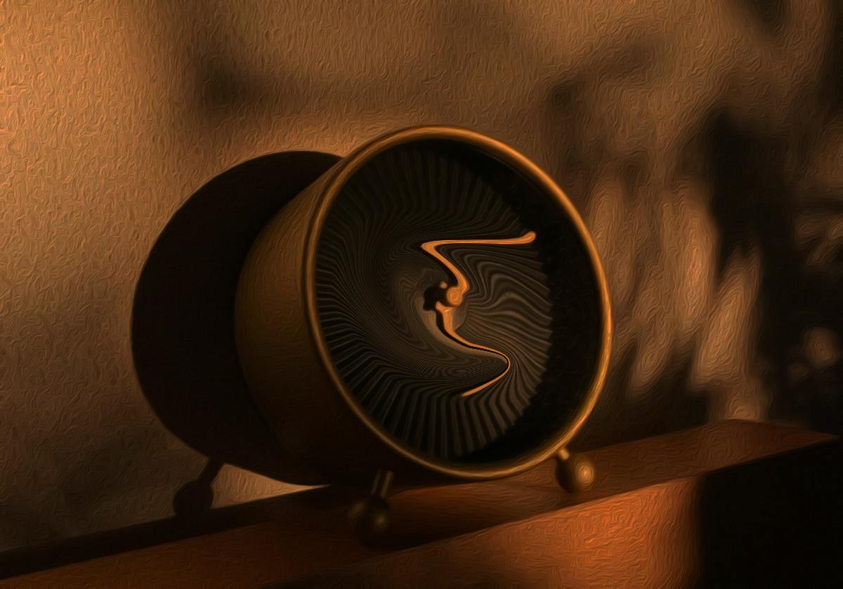 Eine Uhr sitzt auf einem Holzregal