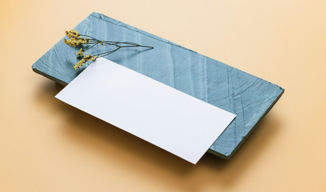 ein blaues Papier mit Metallhaken
